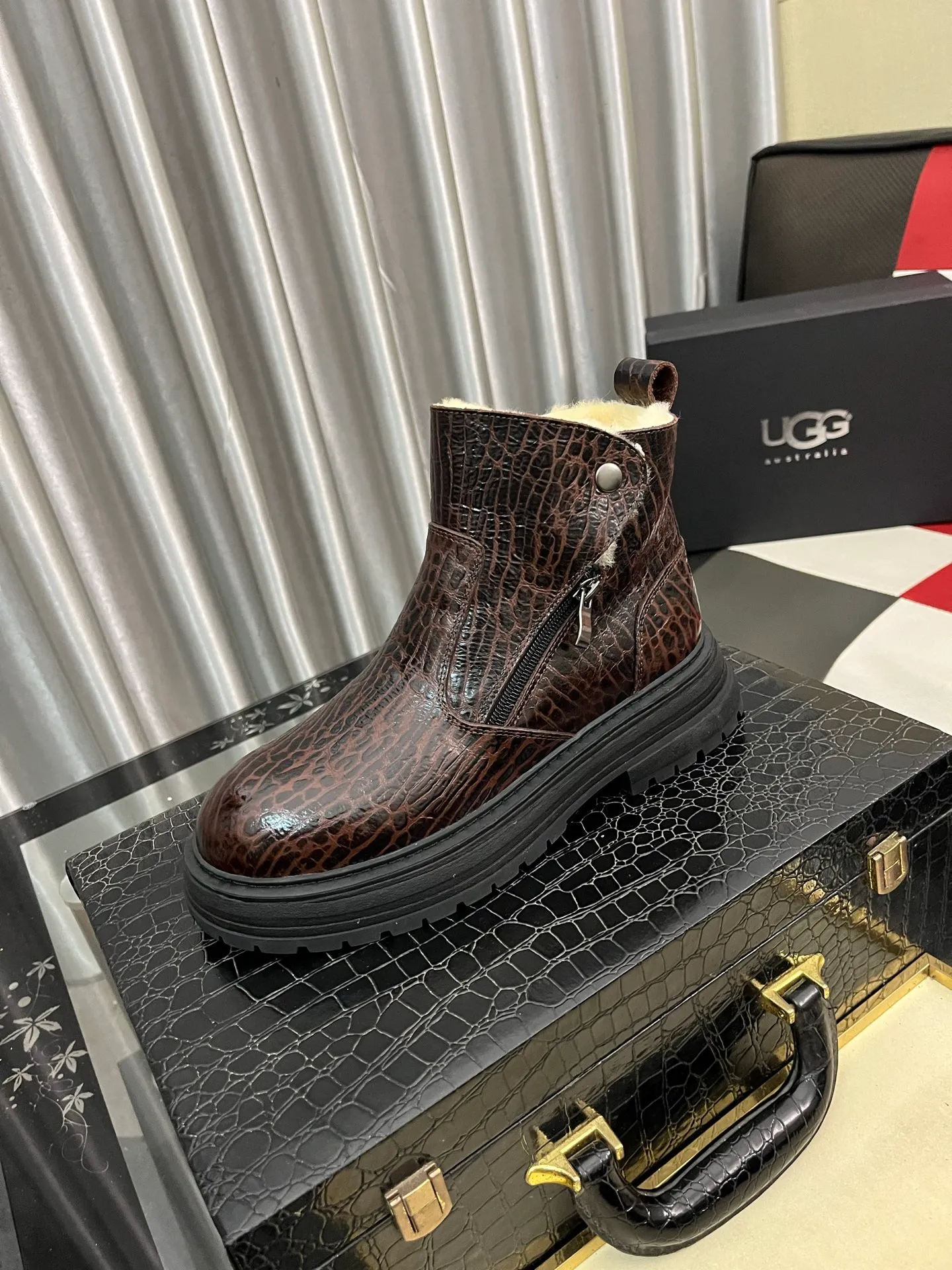 Ex-factory price: 680⌚️⌚️Thick wool imported from Australia Brand: UGG genuine purchasing agent Size: 39-44 (45 customized) Grade: Official website 1:1 Material: First layer of genuine leather waterproof and antifreeze upper Real wool lining Original non-slip and wear-resistant outsole Style category: Men's casual shoes Trendy style Comfortable on the feet Color: Official website color synchronization